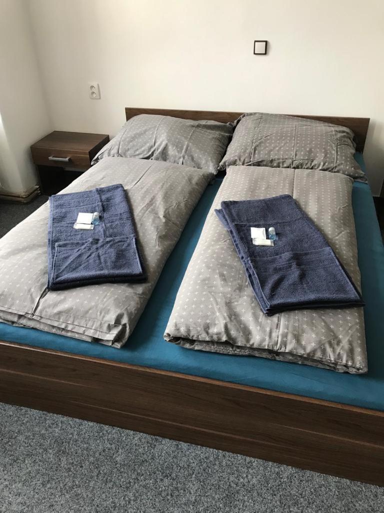 Dvoulůžkový pokoj s manželskou postelí a vlastní koupelnou